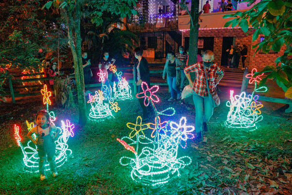 Encendido de Alumbrados Navideños en Copacabana 
Encendido de alumbrados Navideños Copacabana 
Fecha: Noviembre 30 de 2021
Para descargar esta fotografía en alta resolución, haga clic sobre la imagen hasta que la misma se despliegue en la pantalla completa; luego dé clic derecho y elija la opción "guardar imagen como". 
En caso de publicación por cualquier medio, solicitamos acompañarla del crédito: "Foto EPM"
Palabras clave: Encendido alumbrados Navideños Copacabana