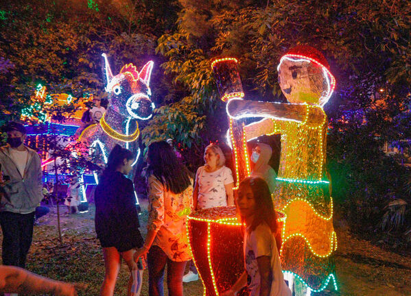 Encendido de Alumbrados Navideños en Copacabana 
Encendido de alumbrados Navideños Copacabana 
Fecha: Noviembre 30 de 2021
Para descargar esta fotografía en alta resolución, haga clic sobre la imagen hasta que la misma se despliegue en la pantalla completa; luego dé clic derecho y elija la opción "guardar imagen como". 
En caso de publicación por cualquier medio, solicitamos acompañarla del crédito: "Foto EPM"
Palabras clave: Encendido alumbrados Navideños Copacabana