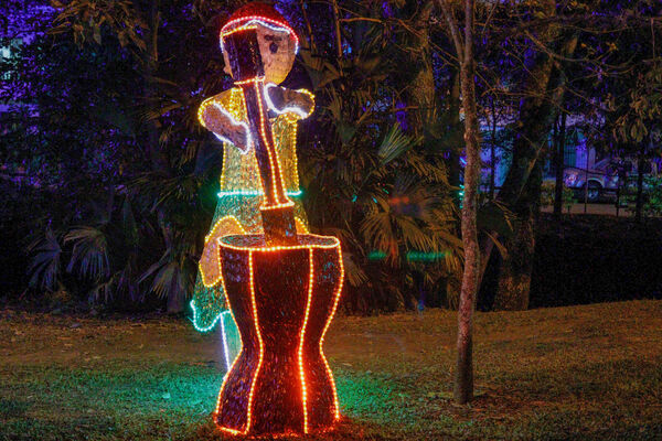 Encendido de Alumbrados Navideños en Copacabana 
Encendido de alumbrados Navideños Copacabana 
Fecha: Noviembre 30 de 2021
Para descargar esta fotografía en alta resolución, haga clic sobre la imagen hasta que la misma se despliegue en la pantalla completa; luego dé clic derecho y elija la opción "guardar imagen como". 
En caso de publicación por cualquier medio, solicitamos acompañarla del crédito: "Foto EPM"
Palabras clave: Encendido alumbrados Navideños Copacabana