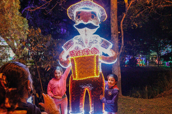 Encendido de Alumbrados Navideños en Copacabana 
Encendido de alumbrados Navideños Copacabana 
Fecha: Noviembre 30 de 2021
Para descargar esta fotografía en alta resolución, haga clic sobre la imagen hasta que la misma se despliegue en la pantalla completa; luego dé clic derecho y elija la opción "guardar imagen como". 
En caso de publicación por cualquier medio, solicitamos acompañarla del crédito: "Foto EPM"
Palabras clave: Encendido alumbrados Navideños Copacabana