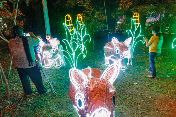 Encendido de Alumbrados Navideños en Copacabana 
Encendido de alumbrados Navideños Copacabana 
Fecha: Noviembre 30 de 2021
Para descargar esta fotografía en alta resolución, haga clic sobre la imagen hasta que la misma se despliegue en la pantalla completa; luego dé clic derecho y elija la opción "guardar imagen como". 
En caso de publicación por cualquier medio, solicitamos acompañarla del crédito: "Foto EPM"
Palabras clave: Encendido alumbrados Navideños Copacabana