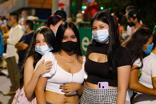 Encendido de Alumbrados Navideños en Copacabana 
Encendido de alumbrados Navideños Copacabana 
Fecha: Noviembre 30 de 2021
Para descargar esta fotografía en alta resolución, haga clic sobre la imagen hasta que la misma se despliegue en la pantalla completa; luego dé clic derecho y elija la opción "guardar imagen como". 
En caso de publicación por cualquier medio, solicitamos acompañarla del crédito: "Foto EPM"
Palabras clave: Encendido alumbrados Navideños Copacabana