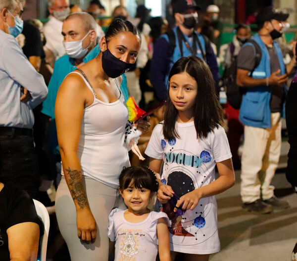 Encendido de Alumbrados Navideños en Copacabana 
Encendido de alumbrados Navideños Copacabana 
Fecha: Noviembre 30 de 2021
Para descargar esta fotografía en alta resolución, haga clic sobre la imagen hasta que la misma se despliegue en la pantalla completa; luego dé clic derecho y elija la opción "guardar imagen como". 
En caso de publicación por cualquier medio, solicitamos acompañarla del crédito: "Foto EPM"
Palabras clave: Encendido alumbrados Navideños Copacabana