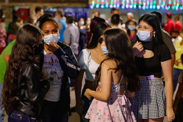 Encendido de Alumbrados Navideños en Copacabana 
Encendido de alumbrados Navideños Copacabana 
Fecha: Noviembre 30 de 2021
Para descargar esta fotografía en alta resolución, haga clic sobre la imagen hasta que la misma se despliegue en la pantalla completa; luego dé clic derecho y elija la opción "guardar imagen como". 
En caso de publicación por cualquier medio, solicitamos acompañarla del crédito: "Foto EPM"
Palabras clave: Encendido alumbrados Navideños Copacabana