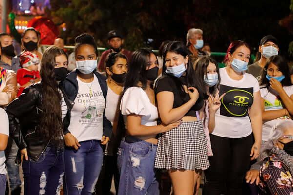Encendido de Alumbrados Navideños en Copacabana 
Encendido de alumbrados Navideños Copacabana 
Fecha: Noviembre 30 de 2021
Para descargar esta fotografía en alta resolución, haga clic sobre la imagen hasta que la misma se despliegue en la pantalla completa; luego dé clic derecho y elija la opción "guardar imagen como". 
En caso de publicación por cualquier medio, solicitamos acompañarla del crédito: "Foto EPM"
Palabras clave: Encendido alumbrados Navideños Copacabana
