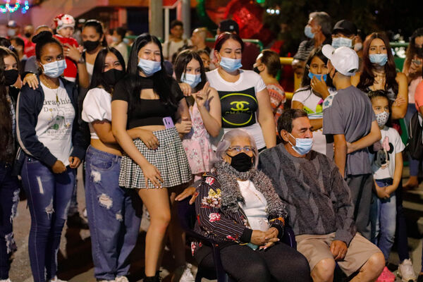 Encendido de Alumbrados Navideños en Copacabana 
Encendido de alumbrados Navideños Copacabana 
Fecha: Noviembre 30 de 2021
Para descargar esta fotografía en alta resolución, haga clic sobre la imagen hasta que la misma se despliegue en la pantalla completa; luego dé clic derecho y elija la opción "guardar imagen como". 
En caso de publicación por cualquier medio, solicitamos acompañarla del crédito: "Foto EPM"
Palabras clave: Encendido alumbrados Navideños Copacabana