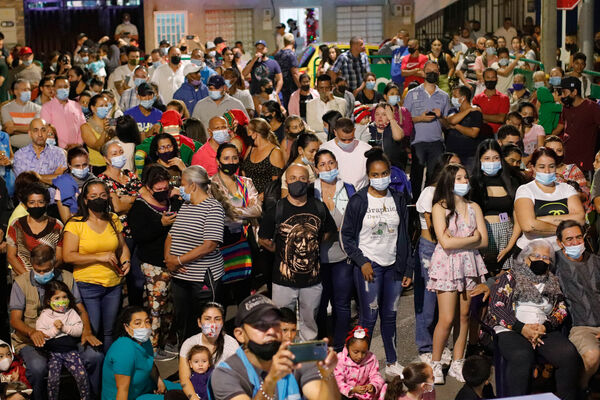 Encendido de Alumbrados Navideños en Copacabana 
Encendido de alumbrados Navideños Copacabana 
Fecha: Noviembre 30 de 2021
Para descargar esta fotografía en alta resolución, haga clic sobre la imagen hasta que la misma se despliegue en la pantalla completa; luego dé clic derecho y elija la opción "guardar imagen como". 
En caso de publicación por cualquier medio, solicitamos acompañarla del crédito: "Foto EPM"
Palabras clave: Encendido alumbrados Navideños Copacabana