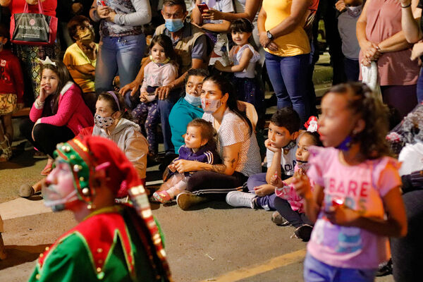 Encendido de Alumbrados Navideños en Copacabana 
Encendido de alumbrados Navideños Copacabana 
Fecha: Noviembre 30 de 2021
Para descargar esta fotografía en alta resolución, haga clic sobre la imagen hasta que la misma se despliegue en la pantalla completa; luego dé clic derecho y elija la opción "guardar imagen como". 
En caso de publicación por cualquier medio, solicitamos acompañarla del crédito: "Foto EPM"
Palabras clave: Encendido alumbrados Navideños Copacabana