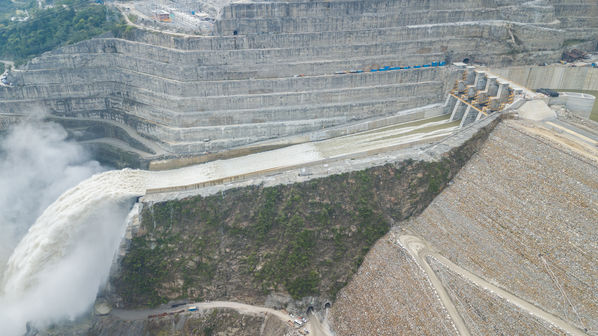 Presa - Vertedero Hidroituango
Presa - Vertedero Hidroituango
Abril 11 y 12 2019 PRESA VERTEDERO
Para descargar esta fotografía en alta resolución, haga clic sobre la imagen hasta que la misma se despliegue en la pantalla completa; luego dé clic derecho y elija la opción "guardar imagen como". 
En caso de publicación por cualquier medio, solicitamos acompañarla del crédito: "Foto EPM"
Palabras clave: Presa - Vertedero Hidroituango