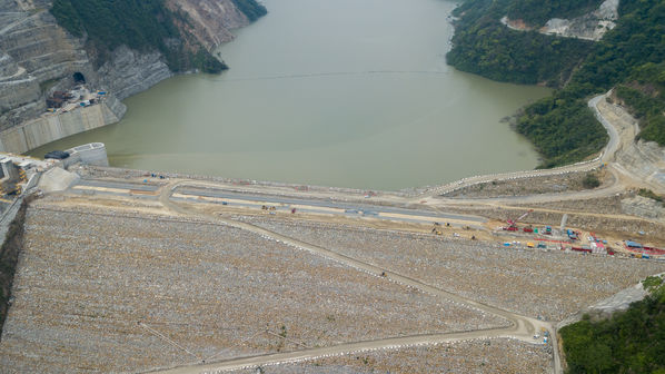 Presa - Vertedero Hidroituango
Presa - Vertedero Hidroituango
Abril 11 y 12 2019 PRESA VERTEDERO
Para descargar esta fotografía en alta resolución, haga clic sobre la imagen hasta que la misma se despliegue en la pantalla completa; luego dé clic derecho y elija la opción "guardar imagen como". 
En caso de publicación por cualquier medio, solicitamos acompañarla del crédito: "Foto EPM"v
Palabras clave: Presa - Vertedero Hidroituango