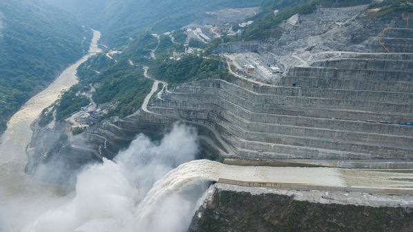 Presa - Vertedero Hidroituango
Presa - Vertedero Hidroituango
Abril 11 y 12 2019 PRESA VERTEDERO
Para descargar esta fotografía en alta resolución, haga clic sobre la imagen hasta que la misma se despliegue en la pantalla completa; luego dé clic derecho y elija la opción "guardar imagen como". 
En caso de publicación por cualquier medio, solicitamos acompañarla del crédito: "Foto EPM"
Palabras clave: Presa - Vertedero Hidroituango