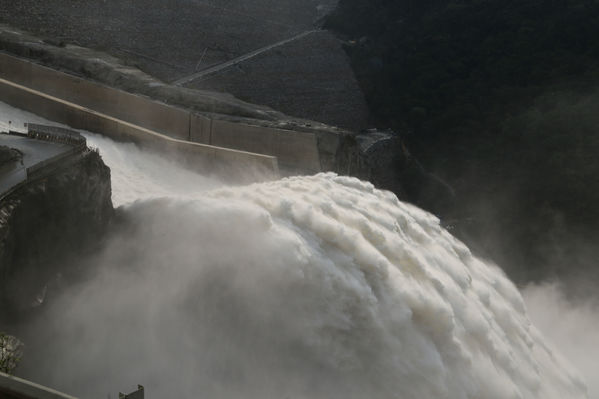 Presa - Vertedero Hidroituango
Presa - Vertedero Hidroituango
Abril 11 y 12 2019 PRESA VERTEDERO
Para descargar esta fotografía en alta resolución, haga clic sobre la imagen hasta que la misma se despliegue en la pantalla completa; luego dé clic derecho y elija la opción "guardar imagen como". 
En caso de publicación por cualquier medio, solicitamos acompañarla del crédito: "Foto EPM"
Palabras clave: Presa - Vertedero Hidroituango