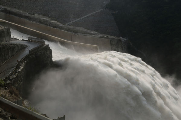 Presa - Vertedero Hidroituango
Presa - Vertedero Hidroituango
Abril 11 y 12 2019 PRESA VERTEDERO
Para descargar esta fotografía en alta resolución, haga clic sobre la imagen hasta que la misma se despliegue en la pantalla completa; luego dé clic derecho y elija la opción "guardar imagen como". 
En caso de publicación por cualquier medio, solicitamos acompañarla del crédito: "Foto EPM"
Palabras clave: Presa - Vertedero Hidroituango