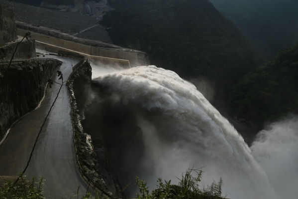 Presa - Vertedero Hidroituango
Presa - Vertedero Hidroituango
Abril 11 y 12 2019 PRESA VERTEDERO
Para descargar esta fotografía en alta resolución, haga clic sobre la imagen hasta que la misma se despliegue en la pantalla completa; luego dé clic derecho y elija la opción "guardar imagen como". 
En caso de publicación por cualquier medio, solicitamos acompañarla del crédito: "Foto EPM"
Palabras clave: Presa - Vertedero Hidroituango