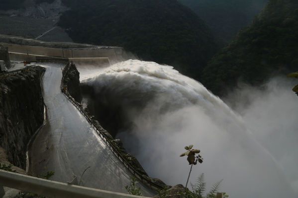 Presa - Vertedero Hidroituango
Presa - Vertedero Hidroituango
Abril 11 y 12 2019 PRESA VERTEDERO
Para descargar esta fotografía en alta resolución, haga clic sobre la imagen hasta que la misma se despliegue en la pantalla completa; luego dé clic derecho y elija la opción "guardar imagen como". 
En caso de publicación por cualquier medio, solicitamos acompañarla del crédito: "Foto EPM"
Palabras clave: Presa - Vertedero Hidroituango