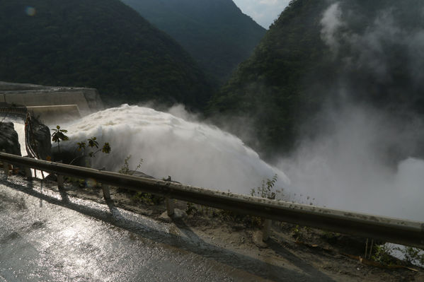 Presa - Vertedero Hidroituango
Presa - Vertedero Hidroituango
Abril 11 y 12 2019 PRESA VERTEDERO
Para descargar esta fotografía en alta resolución, haga clic sobre la imagen hasta que la misma se despliegue en la pantalla completa; luego dé clic derecho y elija la opción "guardar imagen como". 
En caso de publicación por cualquier medio, solicitamos acompañarla del crédito: "Foto EPM"
Palabras clave: Presa - Vertedero Hidroituango
