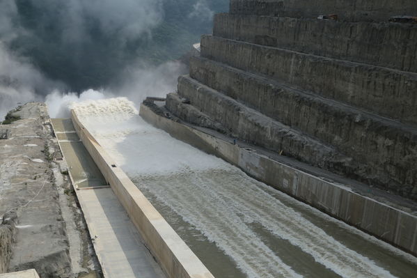 Presa - Vertedero Hidroituango
Presa - Vertedero Hidroituango
Abril 11 y 12 2019 PRESA VERTEDERO
Para descargar esta fotografía en alta resolución, haga clic sobre la imagen hasta que la misma se despliegue en la pantalla completa; luego dé clic derecho y elija la opción "guardar imagen como". 
En caso de publicación por cualquier medio, solicitamos acompañarla del crédito: "Foto EPM"
Palabras clave: Presa - Vertedero Hidroituango