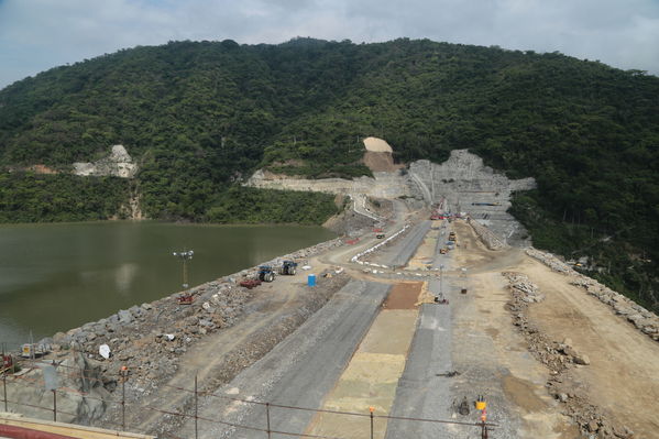 Presa - Vertedero Hidroituango
Presa - Vertedero Hidroituango
Abril 11 y 12 2019 PRESA VERTEDERO
Para descargar esta fotografía en alta resolución, haga clic sobre la imagen hasta que la misma se despliegue en la pantalla completa; luego dé clic derecho y elija la opción "guardar imagen como". 
En caso de publicación por cualquier medio, solicitamos acompañarla del crédito: "Foto EPM"
Palabras clave: Presa - Vertedero Hidroituango