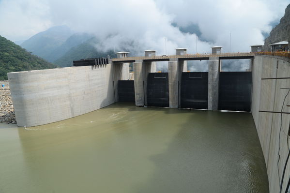 Presa - Vertedero Hidroituango
Presa - Vertedero Hidroituango
Abril 11 y 12 2019 PRESA VERTEDERO
Para descargar esta fotografía en alta resolución, haga clic sobre la imagen hasta que la misma se despliegue en la pantalla completa; luego dé clic derecho y elija la opción "guardar imagen como". 
En caso de publicación por cualquier medio, solicitamos acompañarla del crédito: "Foto EPM"
Palabras clave: Presa - Vertedero Hidroituango