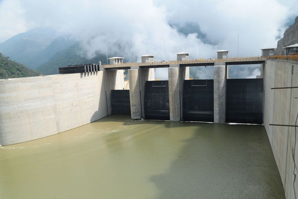 Presa - Vertedero Hidroituango
Presa - Vertedero Hidroituango
Abril 11 y 12 2019 PRESA VERTEDERO
Para descargar esta fotografía en alta resolución, haga clic sobre la imagen hasta que la misma se despliegue en la pantalla completa; luego dé clic derecho y elija la opción "guardar imagen como". 
En caso de publicación por cualquier medio, solicitamos acompañarla del crédito: "Foto EPM"
Palabras clave: Presa - Vertedero Hidroituango