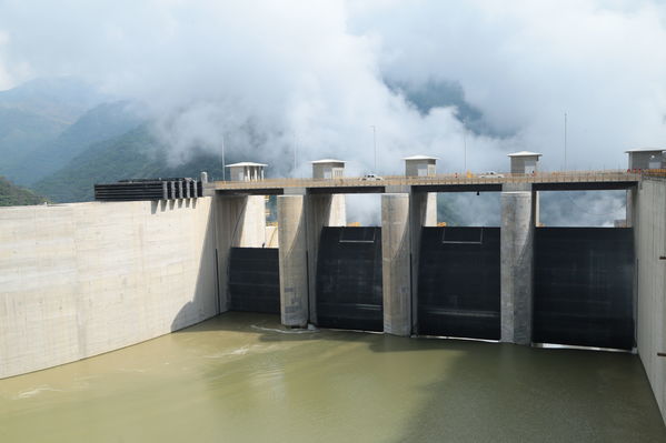 Presa - Vertedero Hidroituango
Presa - Vertedero Hidroituango
Abril 11 y 12 2019 PRESA VERTEDERO
Para descargar esta fotografía en alta resolución, haga clic sobre la imagen hasta que la misma se despliegue en la pantalla completa; luego dé clic derecho y elija la opción "guardar imagen como". 
En caso de publicación por cualquier medio, solicitamos acompañarla del crédito: "Foto EPM"
Palabras clave: Presa - Vertedero Hidroituango