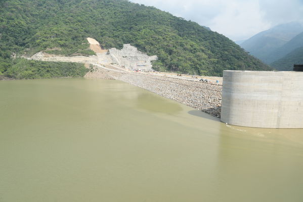 Presa - Vertedero Hidroituango
Presa - Vertedero Hidroituango
Abril 11 y 12 2019 PRESA VERTEDERO
Para descargar esta fotografía en alta resolución, haga clic sobre la imagen hasta que la misma se despliegue en la pantalla completa; luego dé clic derecho y elija la opción "guardar imagen como". 
En caso de publicación por cualquier medio, solicitamos acompañarla del crédito: "Foto EPM"
Palabras clave: Presa - Vertedero Hidroituango