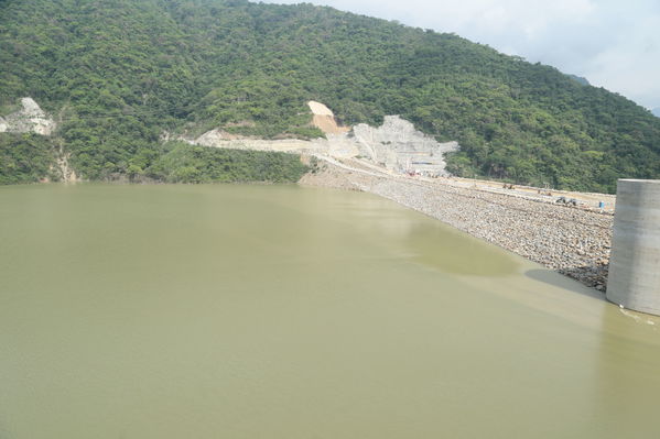 Presa - Vertedero Hidroituango
Presa - Vertedero Hidroituango
Abril 11 y 12 2019 PRESA VERTEDERO
Para descargar esta fotografía en alta resolución, haga clic sobre la imagen hasta que la misma se despliegue en la pantalla completa; luego dé clic derecho y elija la opción "guardar imagen como". 
En caso de publicación por cualquier medio, solicitamos acompañarla del crédito: "Foto EPM"
Palabras clave: Presa - Vertedero Hidroituango