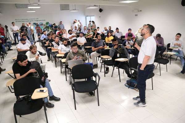 Reunión Visita periodistas Hidroituango
Reunión Visita periodistas Hidroituango
Abril 11 y 12 2019 
Para descargar esta fotografía en alta resolución, haga clic sobre la imagen hasta que la misma se despliegue en la pantalla completa; luego dé clic derecho y elija la opción "guardar imagen como". 
En caso de publicación por cualquier medio, solicitamos acompañarla del crédito: "Foto EPM"
Palabras clave: Reunión Visita periodistas Hidroituango