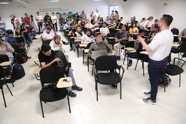 Reunión Visita periodistas Hidroituango
Reunión Visita periodistas Hidroituango
Abril 11 y 12 2019 
Para descargar esta fotografía en alta resolución, haga clic sobre la imagen hasta que la misma se despliegue en la pantalla completa; luego dé clic derecho y elija la opción "guardar imagen como". 
En caso de publicación por cualquier medio, solicitamos acompañarla del crédito: "Foto EPM"
Palabras clave: Reunión Visita periodistas Hidroituango