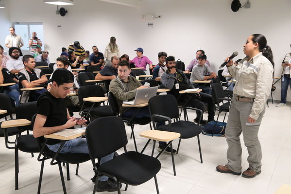 Reunión Visita periodistas Hidroituango
Reunión Visita periodistas Hidroituango
Abril 11 y 12 2019 
Para descargar esta fotografía en alta resolución, haga clic sobre la imagen hasta que la misma se despliegue en la pantalla completa; luego dé clic derecho y elija la opción "guardar imagen como". 
En caso de publicación por cualquier medio, solicitamos acompañarla del crédito: "Foto EPM"
Palabras clave: Reunión Visita periodistas Hidroituango