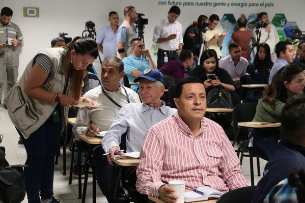 Reunión Visita periodistas Hidroituango
Reunión Visita periodistas Hidroituango
Abril 11 y 12 2019 
Para descargar esta fotografía en alta resolución, haga clic sobre la imagen hasta que la misma se despliegue en la pantalla completa; luego dé clic derecho y elija la opción "guardar imagen como". 
En caso de publicación por cualquier medio, solicitamos acompañarla del crédito: "Foto EPM"
Palabras clave: Reunión Visita periodistas Hidroituango