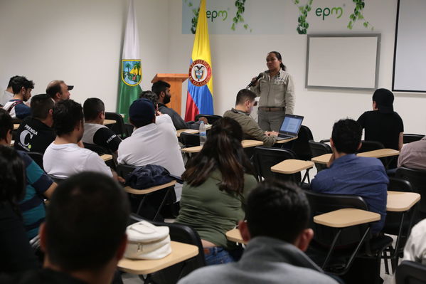 Reunión Visita periodistas Hidroituango
Reunión Visita periodistas Hidroituango
Abril 11 y 12 2019 
Para descargar esta fotografía en alta resolución, haga clic sobre la imagen hasta que la misma se despliegue en la pantalla completa; luego dé clic derecho y elija la opción "guardar imagen como". 
En caso de publicación por cualquier medio, solicitamos acompañarla del crédito: "Foto EPM"
Palabras clave: Reunión Visita periodistas Hidroituango