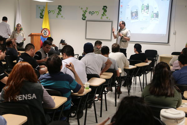 Reunión Visita periodistas Hidroituango
Reunión Visita periodistas Hidroituango
Abril 11 y 12 2019 
Para descargar esta fotografía en alta resolución, haga clic sobre la imagen hasta que la misma se despliegue en la pantalla completa; luego dé clic derecho y elija la opción "guardar imagen como". 
En caso de publicación por cualquier medio, solicitamos acompañarla del crédito: "Foto EPM"
Palabras clave: Reunión Visita periodistas Hidroituango