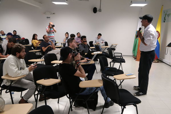 Reunión Visita periodistas Hidroituango
Reunión Visita periodistas Hidroituango
Abril 11 y 12 2019 
Para descargar esta fotografía en alta resolución, haga clic sobre la imagen hasta que la misma se despliegue en la pantalla completa; luego dé clic derecho y elija la opción "guardar imagen como". 
En caso de publicación por cualquier medio, solicitamos acompañarla del crédito: "Foto EPM"
Palabras clave: Reunión Visita periodistas Hidroituango