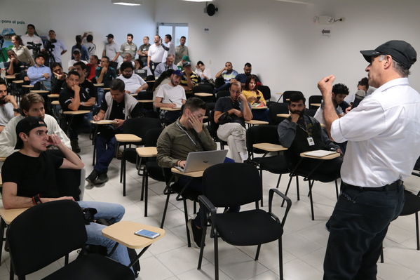 Reunión Visita periodistas Hidroituango
Reunión Visita periodistas Hidroituango
Abril 11 y 12 2019 
Para descargar esta fotografía en alta resolución, haga clic sobre la imagen hasta que la misma se despliegue en la pantalla completa; luego dé clic derecho y elija la opción "guardar imagen como". 
En caso de publicación por cualquier medio, solicitamos acompañarla del crédito: "Foto EPM"
Palabras clave: Reunión Visita periodistas Hidroituango