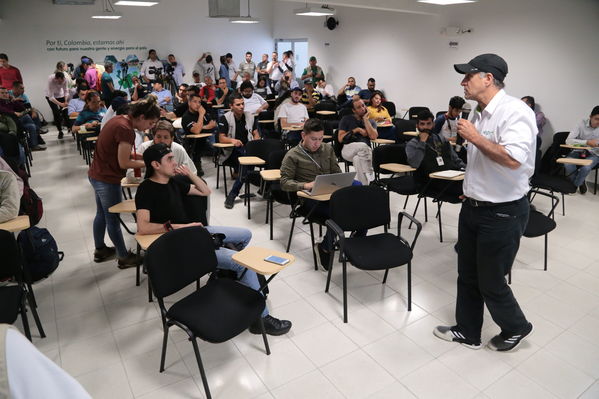 Reunión Visita periodistas Hidroituango
Reunión Visita periodistas Hidroituango
Abril 11 y 12 2019 
Para descargar esta fotografía en alta resolución, haga clic sobre la imagen hasta que la misma se despliegue en la pantalla completa; luego dé clic derecho y elija la opción "guardar imagen como". 
En caso de publicación por cualquier medio, solicitamos acompañarla del crédito: "Foto EPM"
Palabras clave: Reunión Visita periodistas Hidroituango