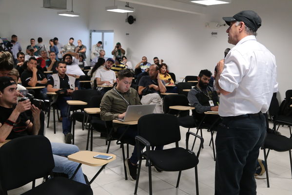 Reunión Visita periodistas Hidroituango
Reunión Visita periodistas Hidroituango
Abril 11 y 12 2019 
Para descargar esta fotografía en alta resolución, haga clic sobre la imagen hasta que la misma se despliegue en la pantalla completa; luego dé clic derecho y elija la opción "guardar imagen como". 
En caso de publicación por cualquier medio, solicitamos acompañarla del crédito: "Foto EPM"
Palabras clave: Reunión Visita periodistas Hidroituango