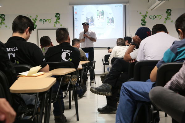 Reunión Visita periodistas Hidroituango
Reunión Visita periodistas Hidroituango
Abril 11 y 12 2019 
Para descargar esta fotografía en alta resolución, haga clic sobre la imagen hasta que la misma se despliegue en la pantalla completa; luego dé clic derecho y elija la opción "guardar imagen como". 
En caso de publicación por cualquier medio, solicitamos acompañarla del crédito: "Foto EPM"
Palabras clave: Reunión Visita periodistas Hidroituango