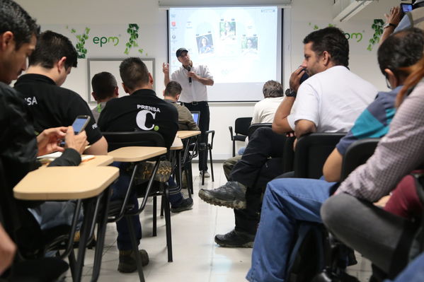 Reunión Visita periodistas Hidroituango
Reunión Visita periodistas Hidroituango
Abril 11 y 12 2019 
Para descargar esta fotografía en alta resolución, haga clic sobre la imagen hasta que la misma se despliegue en la pantalla completa; luego dé clic derecho y elija la opción "guardar imagen como". 
En caso de publicación por cualquier medio, solicitamos acompañarla del crédito: "Foto EPM"
Palabras clave: Reunión Visita periodistas Hidroituango