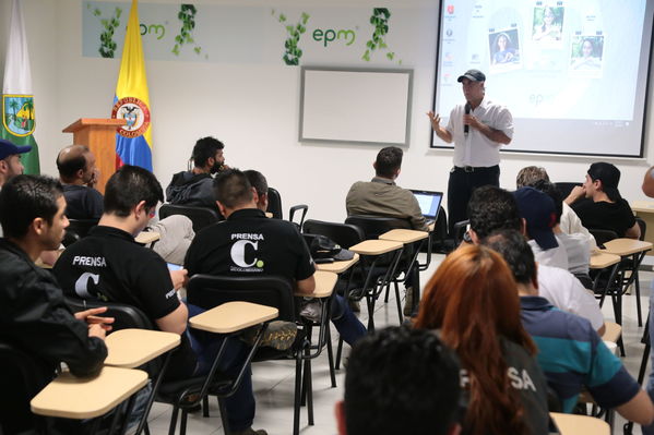 Reunión Visita periodistas Hidroituango
Reunión Visita periodistas Hidroituango
Abril 11 y 12 2019 
Para descargar esta fotografía en alta resolución, haga clic sobre la imagen hasta que la misma se despliegue en la pantalla completa; luego dé clic derecho y elija la opción "guardar imagen como". 
En caso de publicación por cualquier medio, solicitamos acompañarla del crédito: "Foto EPM"
Palabras clave: Reunión Visita periodistas Hidroituango
