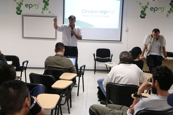 Reunión Visita periodistas Hidroituango
Reunión Visita periodistas Hidroituango
Abril 11 y 12 2019 
Para descargar esta fotografía en alta resolución, haga clic sobre la imagen hasta que la misma se despliegue en la pantalla completa; luego dé clic derecho y elija la opción "guardar imagen como". 
En caso de publicación por cualquier medio, solicitamos acompañarla del crédito: "Foto EPM"
Palabras clave: Reunión Visita periodistas Hidroituango