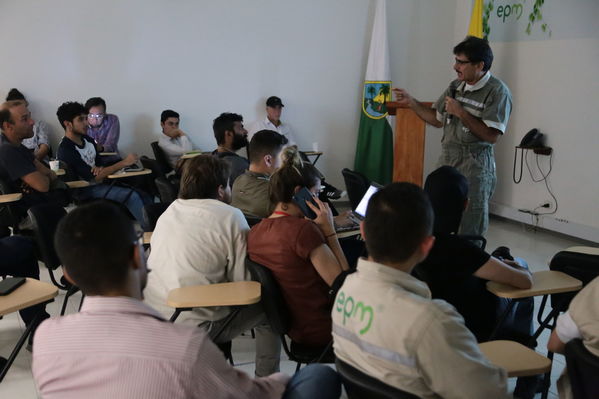 Reunión Visita periodistas Hidroituango
Reunión Visita periodistas Hidroituango
Abril 11 y 12 2019 
Para descargar esta fotografía en alta resolución, haga clic sobre la imagen hasta que la misma se despliegue en la pantalla completa; luego dé clic derecho y elija la opción "guardar imagen como". 
En caso de publicación por cualquier medio, solicitamos acompañarla del crédito: "Foto EPM"
Palabras clave: Reunión Visita periodistas Hidroituango