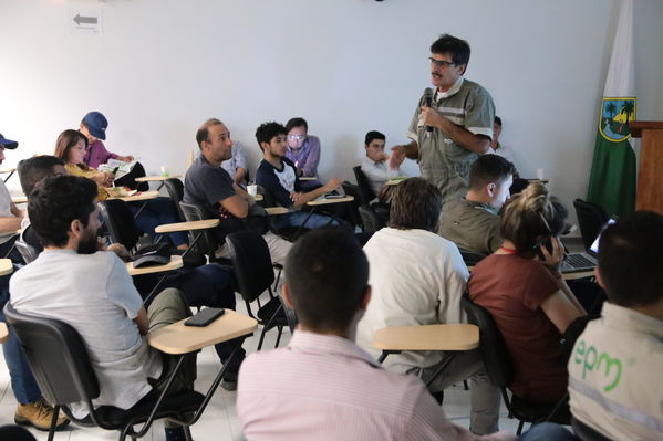 Reunión Visita periodistas Hidroituango
Reunión Visita periodistas Hidroituango
Abril 11 y 12 2019 
Para descargar esta fotografía en alta resolución, haga clic sobre la imagen hasta que la misma se despliegue en la pantalla completa; luego dé clic derecho y elija la opción "guardar imagen como". 
En caso de publicación por cualquier medio, solicitamos acompañarla del crédito: "Foto EPM"
Palabras clave: Reunión Visita periodistas Hidroituango