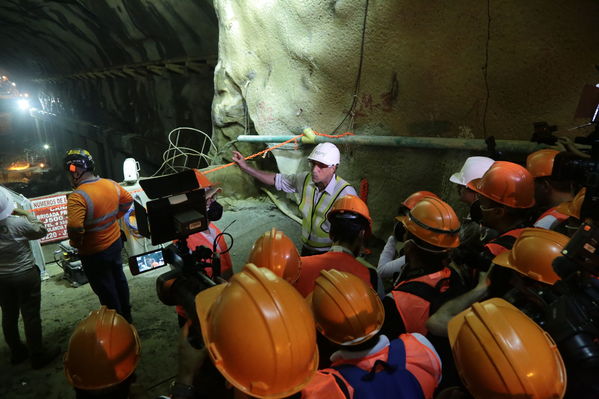 Visita Periodistas casa de Máquinas Hidroituango
Visita Periodistas casa de Máquinas Hidroituango
Fecha: Abril 11 y 12 2019
Para descargar esta fotografía en alta resolución, haga clic sobre la imagen hasta que la misma se despliegue en la pantalla completa; luego dé clic derecho y elija la opción "guardar imagen como". 
En caso de publicación por cualquier medio, solicitamos acompañarla del crédito: "Foto EPM
Palabras clave: Visita Periodistas casa de Máquinas Hidroituango