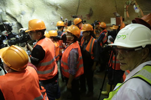 Visita Periodistas casa de Máquinas Hidroituango
Visita Periodistas casa de Máquinas Hidroituango
Fecha: Abril 11 y 12 2019
Para descargar esta fotografía en alta resolución, haga clic sobre la imagen hasta que la misma se despliegue en la pantalla completa; luego dé clic derecho y elija la opción "guardar imagen como". 
En caso de publicación por cualquier medio, solicitamos acompañarla del crédito: "Foto EPM
Palabras clave: Visita Periodistas casa de Máquinas Hidroituango