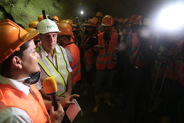 Visita Periodistas casa de Máquinas Hidroituango
Visita Periodistas casa de Máquinas Hidroituango
Fecha: Abril 11 y 12 2019
Para descargar esta fotografía en alta resolución, haga clic sobre la imagen hasta que la misma se despliegue en la pantalla completa; luego dé clic derecho y elija la opción "guardar imagen como". 
En caso de publicación por cualquier medio, solicitamos acompañarla del crédito: "Foto EPM
Palabras clave: Visita Periodistas casa de Máquinas Hidroituango