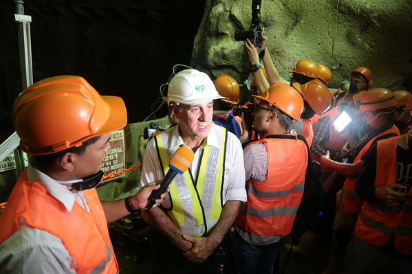 Visita Periodistas casa de Máquinas Hidroituango
Visita Periodistas casa de Máquinas Hidroituango
Fecha: Abril 11 y 12 2019
Para descargar esta fotografía en alta resolución, haga clic sobre la imagen hasta que la misma se despliegue en la pantalla completa; luego dé clic derecho y elija la opción "guardar imagen como". 
En caso de publicación por cualquier medio, solicitamos acompañarla del crédito: "Foto EPM
Palabras clave: Visita Periodistas casa de Máquinas Hidroituango