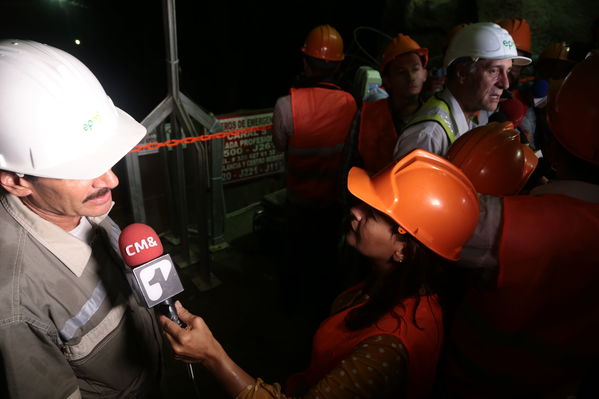 Visita Periodistas casa de Máquinas Hidroituango
Visita Periodistas casa de Máquinas Hidroituango
Fecha: Abril 11 y 12 2019
Para descargar esta fotografía en alta resolución, haga clic sobre la imagen hasta que la misma se despliegue en la pantalla completa; luego dé clic derecho y elija la opción "guardar imagen como". 
En caso de publicación por cualquier medio, solicitamos acompañarla del crédito: "Foto EPM
Palabras clave: Visita Periodistas casa de Máquinas Hidroituango