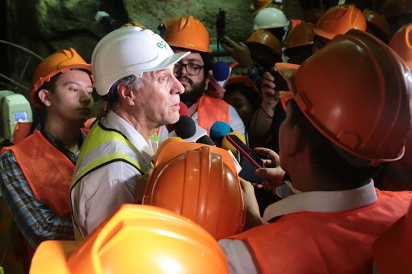 Visita Periodistas casa de Máquinas Hidroituango
Visita Periodistas casa de Máquinas Hidroituango
Fecha: Abril 11 y 12 2019
Para descargar esta fotografía en alta resolución, haga clic sobre la imagen hasta que la misma se despliegue en la pantalla completa; luego dé clic derecho y elija la opción "guardar imagen como". 
En caso de publicación por cualquier medio, solicitamos acompañarla del crédito: "Foto EPM
Palabras clave: Visita Periodistas casa de Máquinas Hidroituango