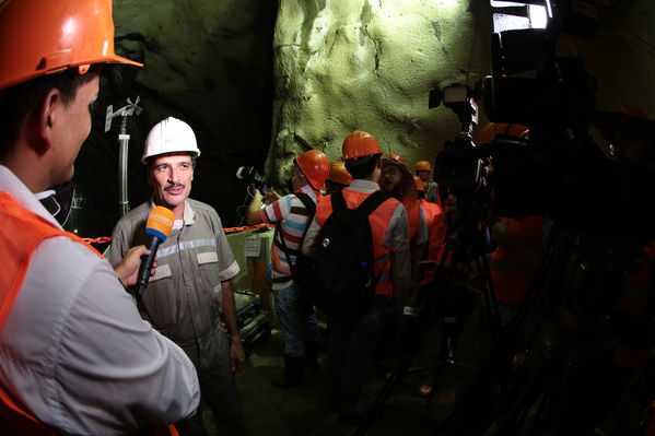 Visita Periodistas casa de Máquinas Hidroituango
Visita Periodistas casa de Máquinas Hidroituango
Fecha: Abril 11 y 12 2019
Para descargar esta fotografía en alta resolución, haga clic sobre la imagen hasta que la misma se despliegue en la pantalla completa; luego dé clic derecho y elija la opción "guardar imagen como". 
En caso de publicación por cualquier medio, solicitamos acompañarla del crédito: "Foto EPM
Palabras clave: Visita Periodistas casa de Máquinas Hidroituango